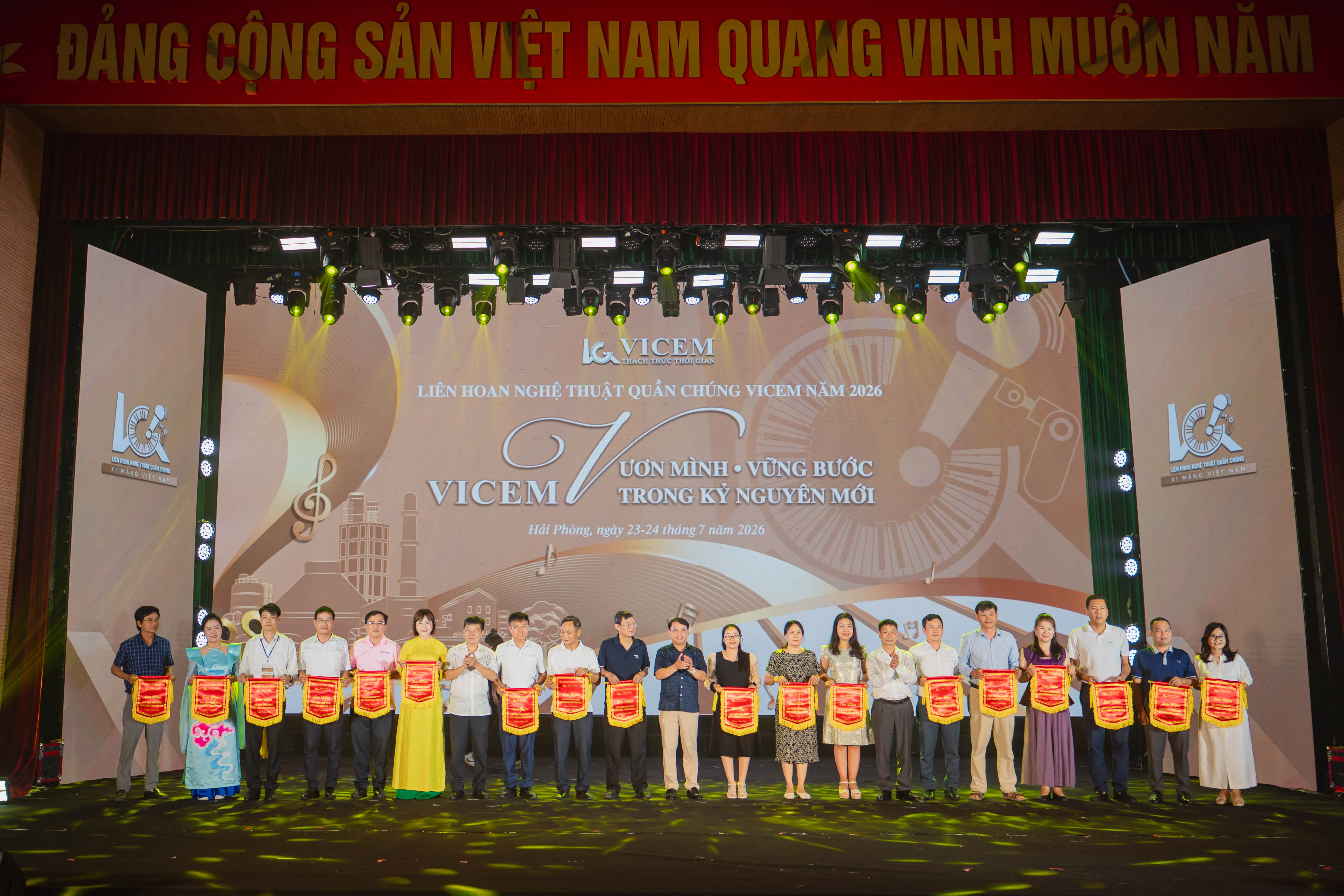 Các đội nhận cờ tại buổi khai mạc Liên hoan nghệ thuật quần chúng